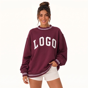 Sudadera personalizada de cuello simulado para mujer, de forro polar oversize, con hombros caídos, gráfico de letras universitarias y puños y bajo acanalados - Product Image 1