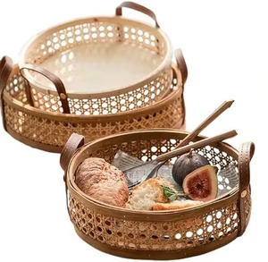 Plateau rond en rotin tressé à la main avec poignées en cuir, idéal pour servir des aliments, l'organisation domestique, la présentation de cadeaux et la décoration d'événements - Product Image 1