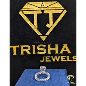 Anillo de compromiso solitario de plata de ley 925 con diamante moissanita de corte radiante premium para mujer de Trisha Jewels - Product Image 2