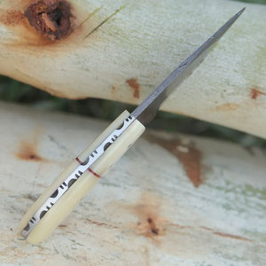 Cuchillo de caza multiusos de acero de Damasco con construcción robusta y agarre ergonómico para actividades de camping, caza y bushcraft. - Product Image 2