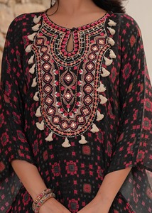 Ensemble Fusion Jupe Drapée et Kaftan Brodé Noir Style Bohème et Gypsy - Product Image 4