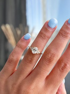 Anillo Floral con Diamantes de Corte Ovalado de 1.02CT, Cultivados en Laboratorio, con Oro Sólido de 14K, para Bodas, Fiestas y Ocasiones Especiales - Product Image 2