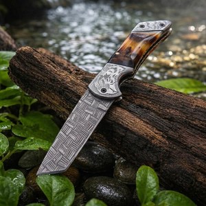 Cuchillo Plegable de Acero de Damasco SHARP POINT TRADES, Hoja de Punta Caída, Mango de Madera, Apertura con Perilla, Garantía de 3 Años, para Camping y Actividades al Aire Libre - Product Image 3
