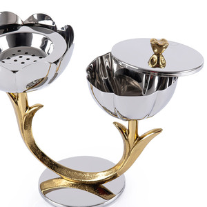 Juego de incensarios de plata y oro con cuencos en forma de tulipán, tallos dorados curvos y base metálica redonda para fragancias - Product Image 4