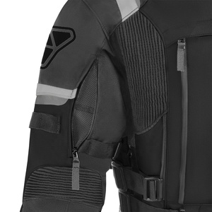 Veste de moto pour tourisme aventure, conçue pour les longues balades, avec poches de rangement, protection contre les intempéries et construction durable. - Product Image 4