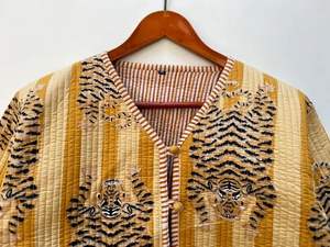 Blouson bomber matelassé réversible à imprimé tigre, éco-responsable, avec boutons vintage, manches courtes, prêt pour l'hiver - Product Image 2