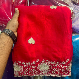 Sari en organza de soie rouge de luxe avec bordure brodée de Zari doré lourd |   Sari ethnique indien pour femmes, vêtements de mariage indiens - Product Image 1