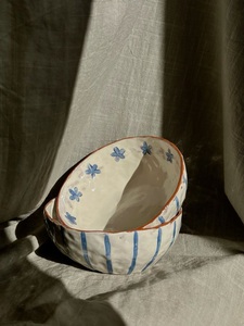 Bol à pâtes en céramique artisanale avec détails floraux bleus artistiques et design large pour une décoration de table sophistiquée - Product Image 3