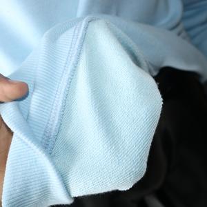 Sweat-shirt à col montant bleu ciel, 100% bleu marine, broderie appliquée, col large, fils fins - Product Image 5