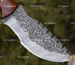 Couteau de chasse à lame fixe en acier Damas forgé à la main sur mesure avec manche en corne de taureau naturelle et étui en cuir de crocodile OEM - Product Image 3