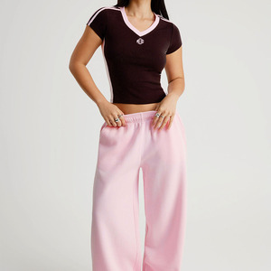 Maillot de football américain court pour femme, col en V, coupe ajustée, avec empiècements contrastants en tissu extensible, fabrication OEM personnalisée pour vêtements de sport en gros - Product Image 4