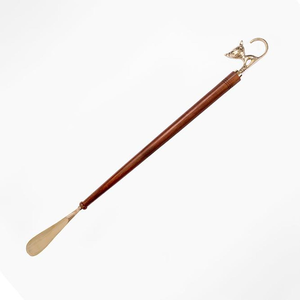 Cuchara de madera larga con acabado en nogal y mango de latón brillante con diseño de gato, hecha a mano, elegante, ayuda para el calzado y accesorio para el cuidado de los zapatos - Product Image 4