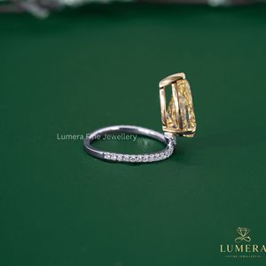 Anillo de Compromiso Solitario con Diamante Amarillo Tallado en Pera, Oro Blanco con Banda Pavé, Estilo Clásico para Mujer, Lumera Fancy - Product Image 5