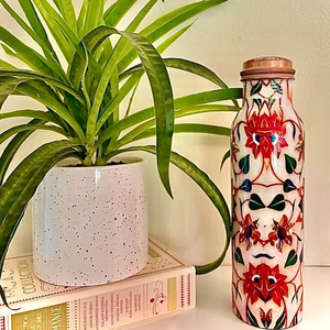 Botella de cobre diseñada para parecer un accesorio personal esencial para el día a día que apoya hábitos de hidratación constantes de forma natural. - Product Image 1