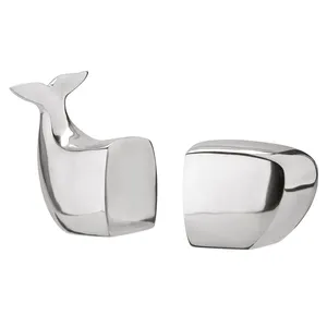 Sculpture moderne en aluminium en forme de baleine verticale, 5 pouces de hauteur, artisanat métallique artistique, décoration de table pour le bureau - Product Image 1