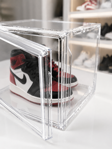 Boîte de présentation de chaussures en acrylique moderne et élégante, finition polie, taille et couleur personnalisables, protège les chaussures de la poussière, visibilité facile pour une utilisation simple. - Product Image 6