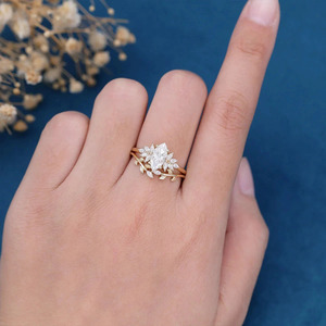 Anillo de Compromiso con Moissanita Creada en Laboratorio, Corte Pera de 2.60Ct, Engaste de Garras, Chapado en Oro de 14k - Product Image 2