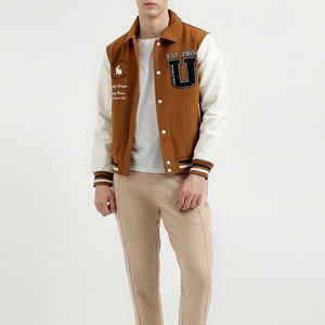 Veste varsity marron pour homme avec patch lettre U, style preppy, col rabattu, design brodé, vêtement d'automne - Product Image 3