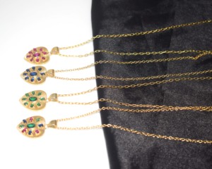 Collier avec pendentif en forme de cœur en pierres précieuses multicolores plaqué or artisanal - Product Image 5