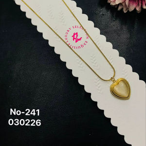 สร้อยคอจี้รูปหัวใจประดับขอบทองคำขาวสไตล์ยุโรปอเมริกันทันสมัย ทำจากสแตนเลสสตีล เหมาะสำหรับเด็กและผู้หญิง - Product Image 1