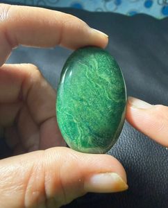 Pierres précieuses d'amour : Cabochon ovale en jade vert naturel du paradis, poli, à changement de couleur vert, 71 carats, du Rajasthan, pour la fabrication de bijoux - Product Image 1
