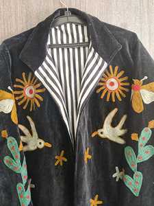 Abrigo largo artesanal de terciopelo negro indio con estampado floral étnico bohemio, 100% algodón, con cierre de cordón. - Product Image 2