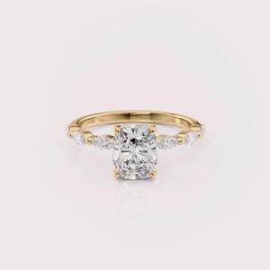 Bague de fiançailles en diamant de laboratoire taille coussin en or blanc/rose et or jaune 14 carats, solitaire avec pierres latérales - Product Image 1