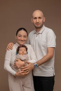 Servicio de Edición de Fotos Familiares Personalizado con Retoque de Piel y Ajuste de Fondo Disponible a Precio de Mayoreo - Product Image 3