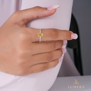 Bague minimaliste en or jaune massif avec diamant ovale certifié IGI, bande pavée en métal bicolore, solitaire minimaliste pour tous les jours - Product Image 5