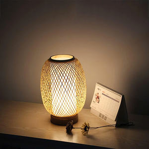 Lanterne artisanale en bambou, abat-jour de lampe de table avec base en bois naturel fait main - Product Image 3