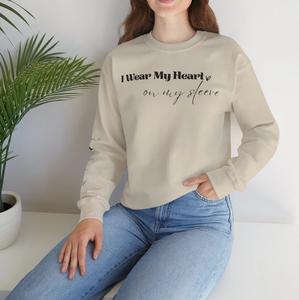 Sudadera Personalizada con Cuello Redondo y Estampado 'I Wear My Heart on my Sleeve Heavy Blend', Ideal para Regalo - Product Image 4