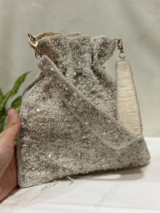 Sac à main seau texturé ivoire perlé avec large bandoulière et pompon, élégant pour mariage et occasions spéciales - Product Image 3