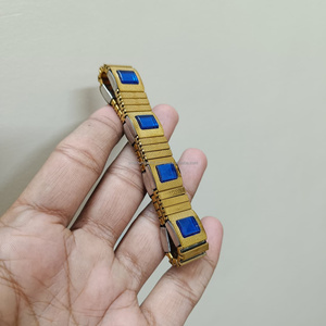 Bracelet de thérapie magnétique de qualité supérieure pour le contrôle de la pression artérielle et l'équilibre énergétique avec pierres précieuses bleues et conception d'angle en or - Product Image 4