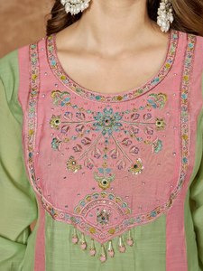 ชุดคุรตะปักลายสีเขียวชมพู พร้อมกางเกงปาลาซโซและผ้าคลุมไหล่ - Product Image 2