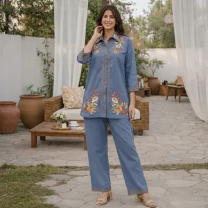 Ensemble en coton bleu brodé de fleurs pour femmes, manches trois quarts, col rabattu, tenue décontractée printemps-été - Product Image 1
