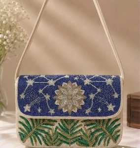 Magnifique pochette artisanale en perles pour femmes avec motifs complexes faits à la main et style luxueux pour les événements nuptiaux - Product Image 1