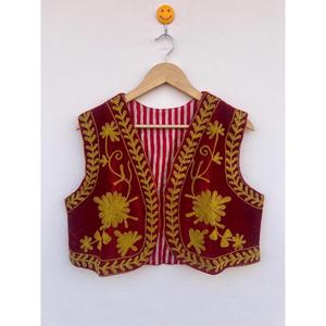 Amorzinho Gilet court en velours Suzani brodé traditionnel indien, double boutonnage, col en V, 100% coton, écologique, vintage - Product Image 1