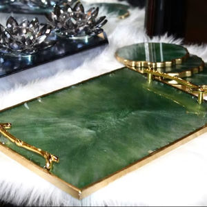 Bandeja de Servir de Resina con Geoda Verde Esmeralda y Asas Doradas, Bandeja Decorativa de Epoxi Hecha a Mano - Product Image 1