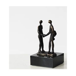 Sculpture en aluminium coulé de designer, conçue pour les maisons élégantes, offrant un design épuré et une expression artistique. - Product Image 2