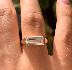 Anillo de Moissanita con Corte Esmeralda y Engaste de Media Montura Estilo East West en Oro Amarillo de 14K con Banda Audaz, Diseño Moderno de Joyería Fina para Mujer - Product Image 3