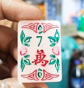 Pendentif en résine fait main motif Mahjong avec décor floral rose, rouge, vert, peint à la main, art populaire, objet de collection, décoration artisanale - Product Image 3