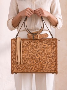 Sac messager pour femme en cuir véritable fait main, avec motif floral embossé et pompon, style vintage western - Product Image 4