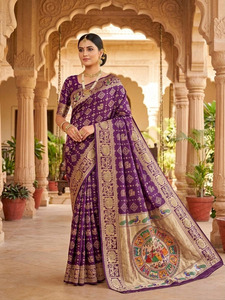 Sari en soie Banarasi Katan violet avec motif paon tissé or pour mariage, tenue traditionnelle indienne pour femme, longueur ras du sol - Product Image 1