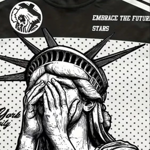 Camiseta de manga corta para hombre con estampado de la Estatua de la Libertad en blanco y negro, cuello redondo, corte regular, estilo urbano, tejido jersey transpirable. - Product Image 2