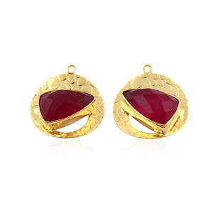 Composant de boucle d'oreille en laiton massif plaqué or 18 carats avec serti à collet pour pierre précieuse rubis et jade taille triligne, connecteur de bijoux moderne mini-breloque - Product Image 1