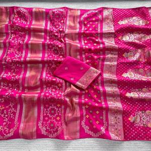 Sari VASTRA COTTAGE en viscose Georgette Pure Chinya avec tissage Jari doré, pallu floral riche et blouse contrastante teinte à la main - Product Image 3