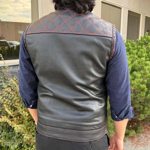 Gilet de moto pour homme de luxe fait main en cuir véritable noir avec épaules matelassées en losanges, coupe style club - Product Image 6