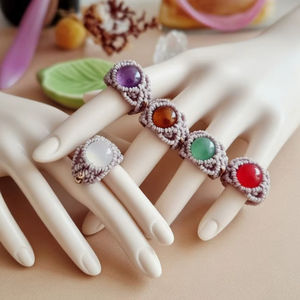 Colección de Anillos de Macramé con Múltiples Piedras - Joyería Náutica de Cristales Curativos al por Mayor, Certificados por IGI |   CREACIONES HARI OM - Product Image 1
