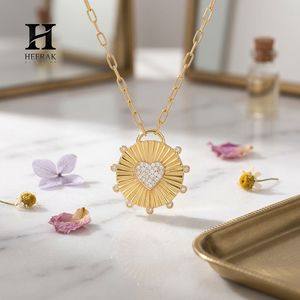 Collar con Colgante de Corazón Medallón Sunburst, Diamantes CZ Radiantes, Cadena de Eslabones Tipo Paperclip, Joyería para Mujer - Product Image 1