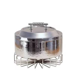 Plat de service beige en acier inoxydable rond avec couvercle en maille perforée dorée pour buffet et maintien au chaud des aliments - Product Image 6